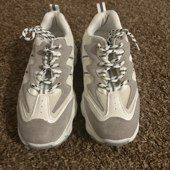 ASOS: chunky sneaker in grey and white - Picture 3 of 3